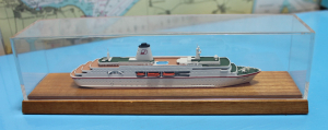Passagierschiff "Deutschland" (1 St.) D 1998 Modellbau Conrad in Vitrine